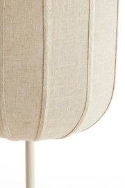 Detailaanzicht van opzij van een beige, gestoffeerde stoel met verticale siernaden en een slanke metalen poot
