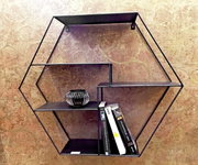 Sechseckiges Wandregal aus schwarzem Metall mit asymmetrischen Ablageflächen, dekoriert mit einer kleinen Vase und mehreren Büchern, fotografiert frontal aus leicht erhöhter Perspektive.