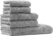 Stapel aus fünf gefalteten grauen Frottee-Handtüchern mit eingewebter Bordüre, freigestellt auf weißem Hintergrund, Frontansicht leicht seitlich