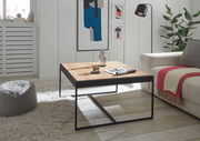 Moderner Couchtisch mit Holzplatte und schwarzem Metallgestell, seitliche Perspektive in einem stilvollen Wohnzimmer.