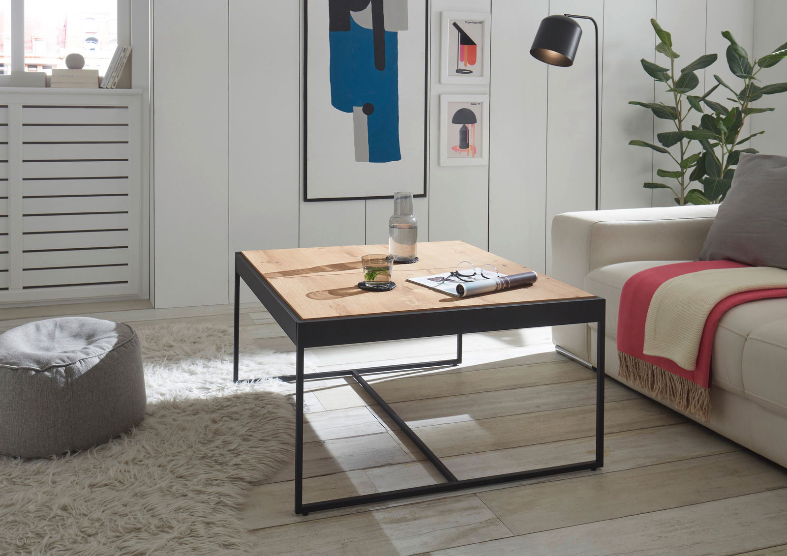 Moderner Couchtisch mit Holzplatte und schwarzem Metallgestell, seitliche Perspektive in einem stilvollen Wohnzimmer.