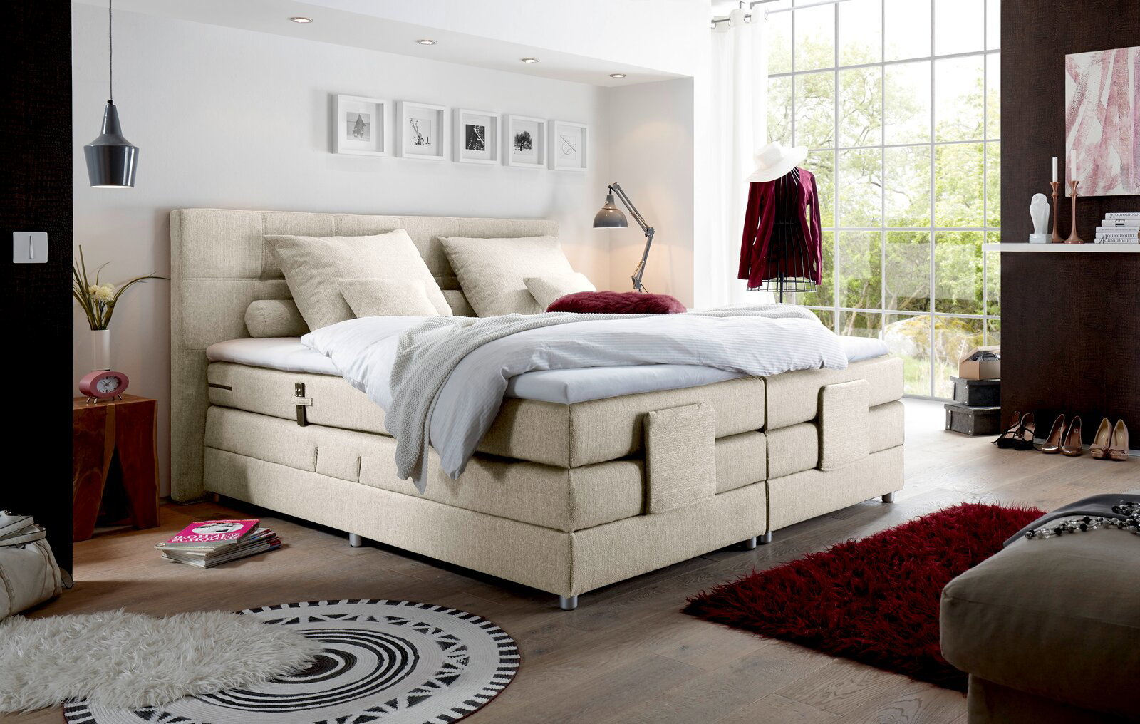 Esposa Boxspringbett MANOLO Boxspringbett in einem modernen Schlafzimmer mit großen Fenstern, seitliche Perspektive