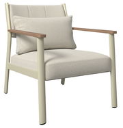 Bequemer Gartenstuhl mit hellen Polstern und Armlehnen aus Holz, seitliche Perspektive