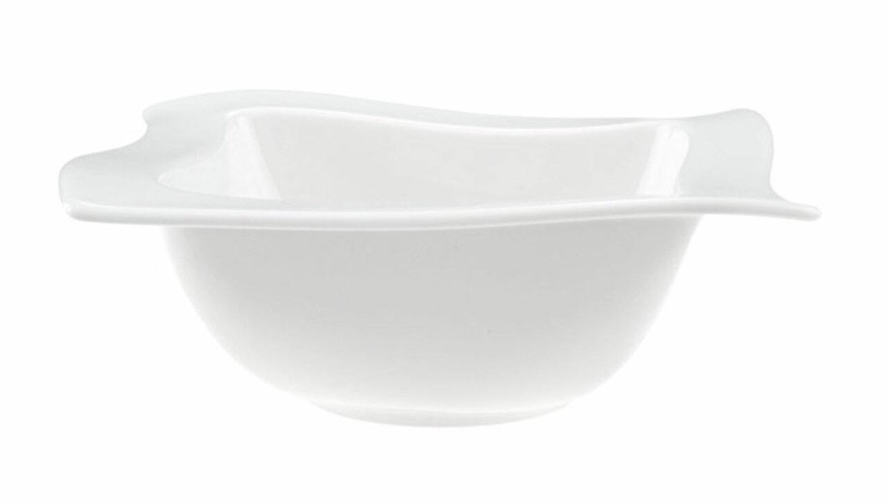 Weiße Schale 0,60l NewWave mit geschwungenem Rand, seitliche Perspektive
