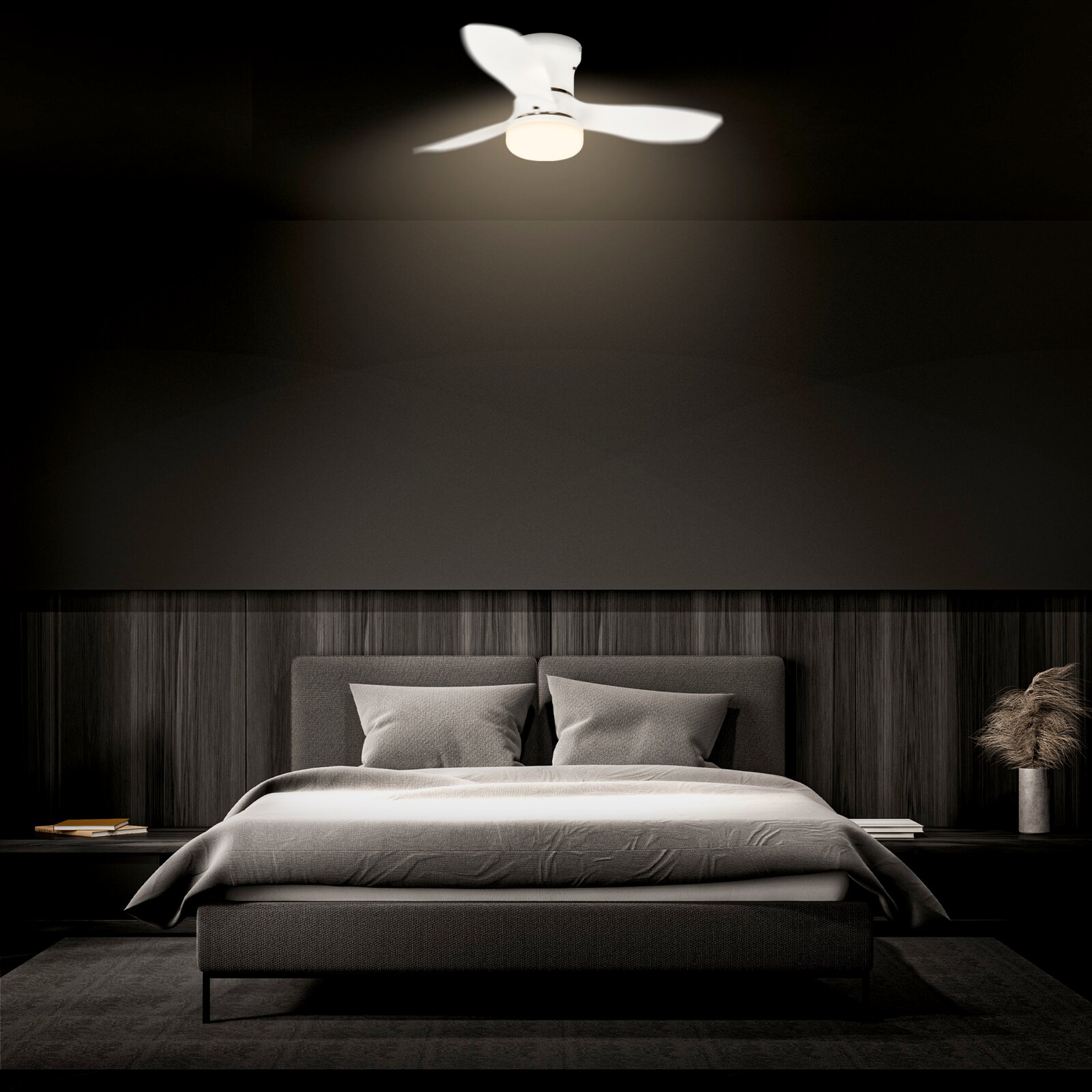 Weißer Deckenventilator mit integrierter LED-Deckenleuchte über einem Bett im Schlafzimmer, Perspektive: leicht von unten nach oben auf den Ventilator
