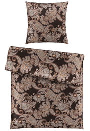 Bettwäsche-Set mit Paisley-Muster in Braun- und Beigetönen, bestehend aus einem Kissenbezug und einem Bettdeckenbezug, aus der Vogelperspektive fotografiert.