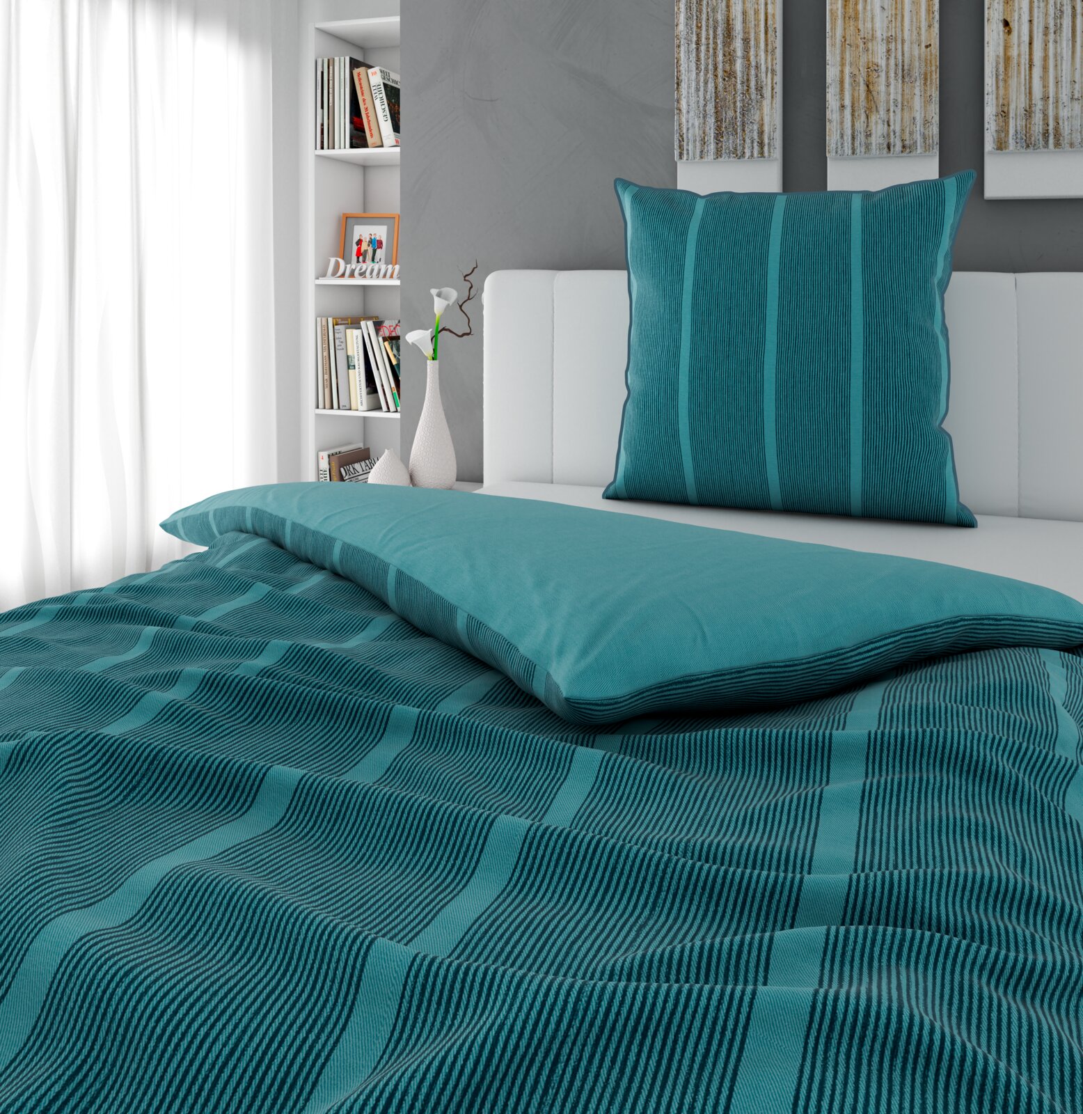 Bio-Vio Renforcé Wendebettwäsche 135/200cm Türkisfarbene Bettwäsche mit feinem Streifenmuster und passendem Kissen auf weißem Bett im modernen Schlafzimmer, Perspektive: frontale Ansicht mit leichtem Blick von oben.
