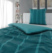 Türkisfarbene Bettwäsche mit feinem Streifenmuster und passendem Kissen auf weißem Bett im modernen Schlafzimmer, Perspektive: frontale Ansicht mit leichtem Blick von oben.