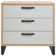 Frontale Ansicht einer modernen Kommode mit drei Schubladen, hellgrauen Fronten und schwarzen Griffen, umrahmt von einem Holzrahmen.