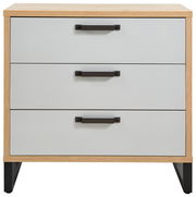 Frontale Ansicht einer modernen Kommode mit drei Schubladen, hellgrauen Fronten und schwarzen Griffen, umrahmt von einem Holzrahmen.