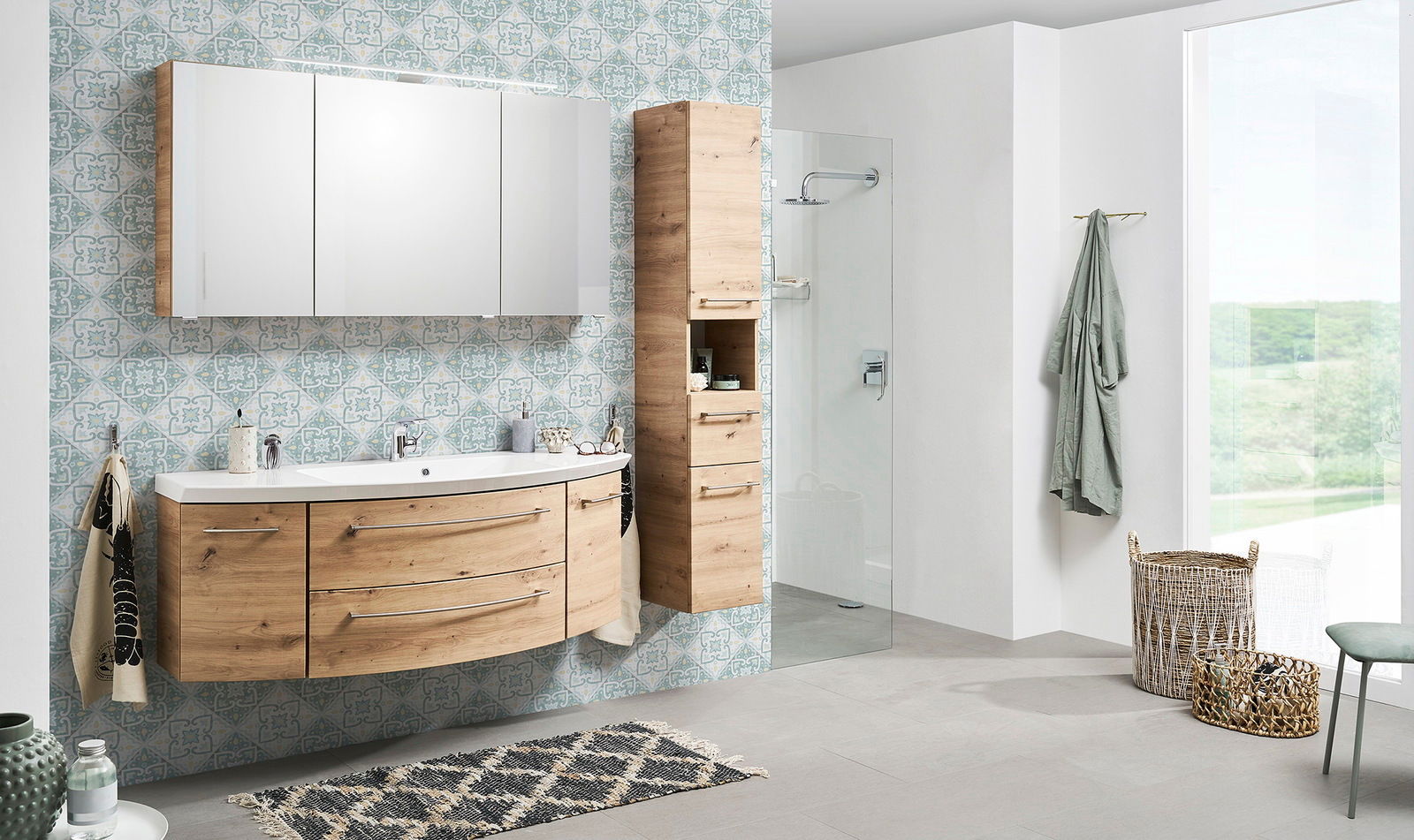 Sadena Badkombination 3-tlg. PLAKA Moderne Badkombination in Holzoptik mit Spiegel und Stauraum, seitliche Perspektive