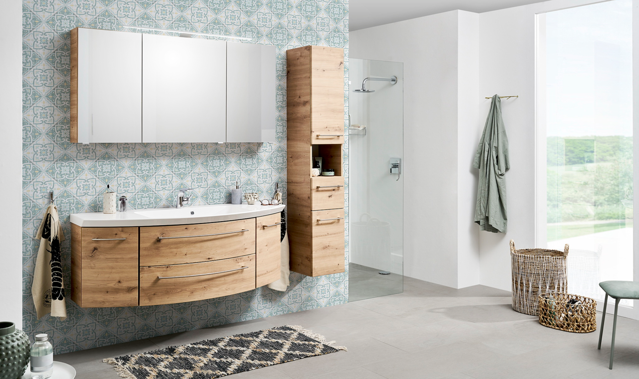 Moderne Badkombination in Holzoptik mit Spiegel und Stauraum, seitliche Perspektive