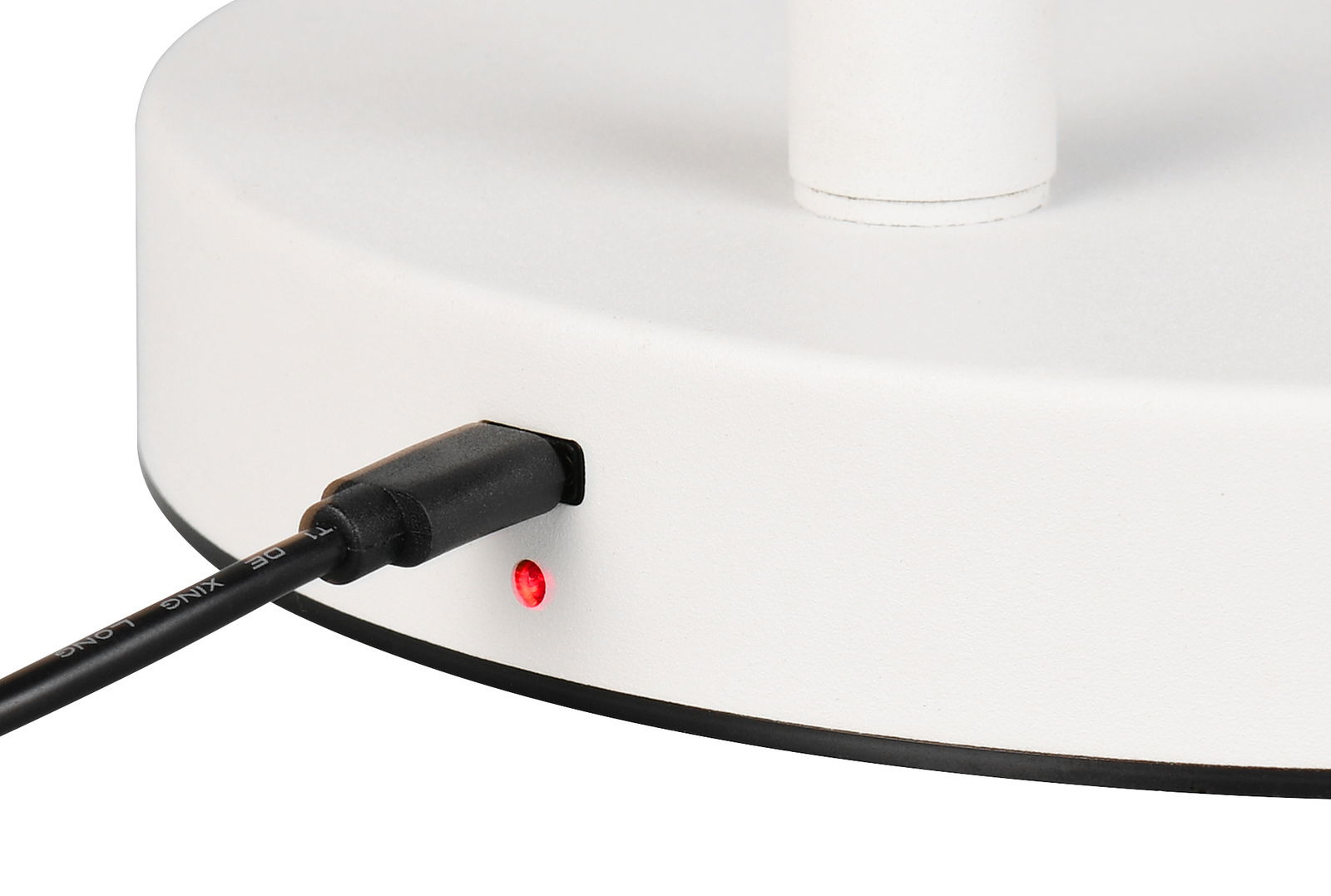Reality Leuchten Accu-staande lamp BLAKE Nahaufnahme der Ladebuchse einer weißen Akku-Stehleuchte mit eingestecktem Kabel und leuchtender roter LED.