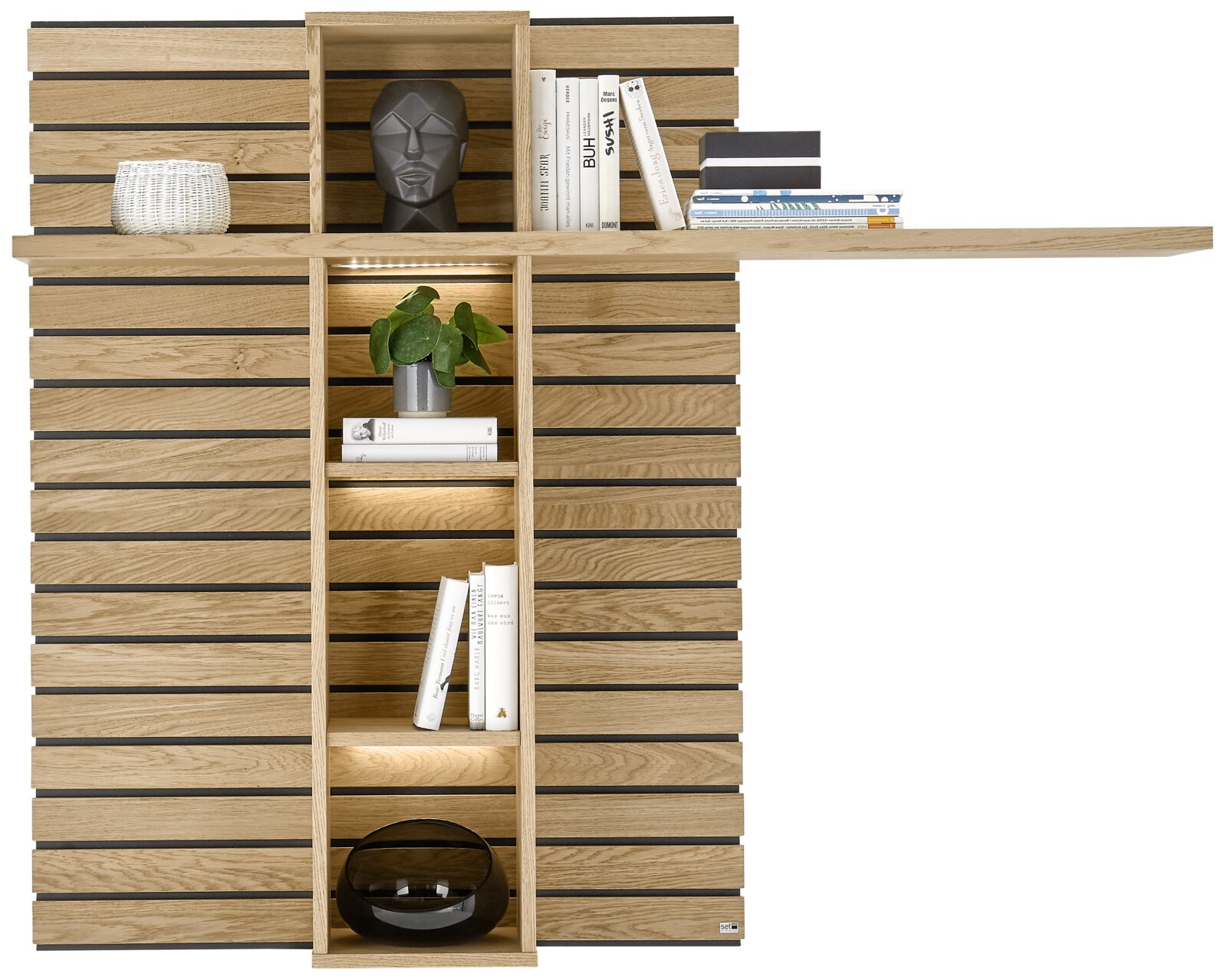 Modernes Wandregal aus hellem Holz mit horizontalen Lamellen, mehreren offenen Fächern und integrierter LED-Beleuchtung, dekoriert mit Büchern, Pflanze und Dekoobjekten; Frontalansicht.