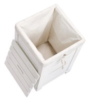 Weißer Wäschesammler aus Holz mit abnehmbarem Deckel, von oben betrachtet.