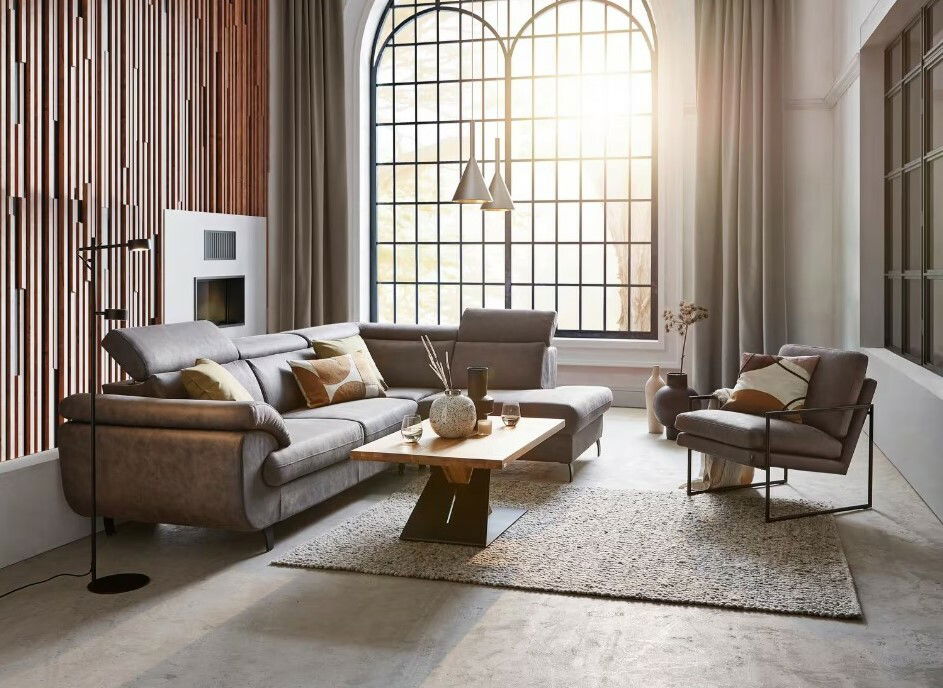 Moderner Couchtisch aus Holz mit Metallgestell in einem stilvoll eingerichteten Wohnzimmer, seitliche Perspektive.