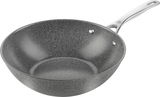 Grauer Wok mit 30 cm Durchmesser, seitliche Perspektive, mit silbernem Griff.