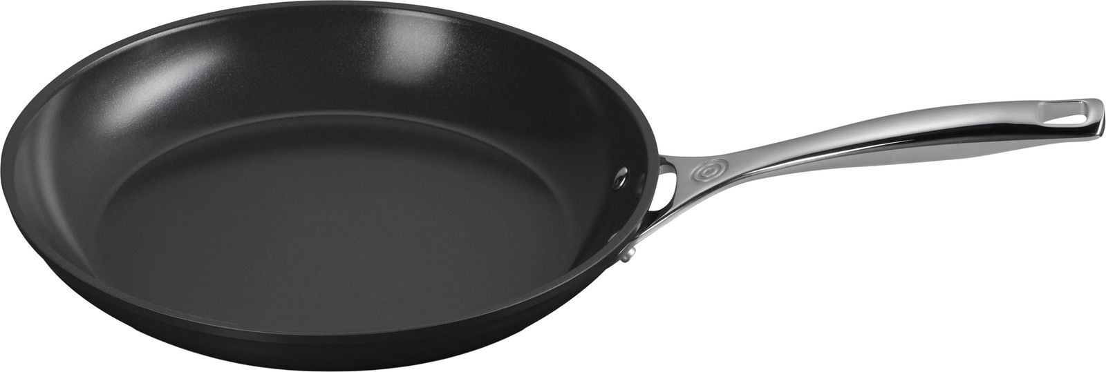 LE CREUSET Pfannenset 2-tlg. 24cm + 28cm Pfanne mit schwarzer Antihaftbeschichtung und silbernem Griff, seitliche Perspektive