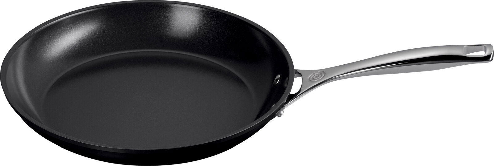 Pfanne mit schwarzer Antihaftbeschichtung und silbernem Griff, seitliche Perspektive