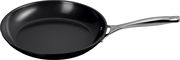 Pfanne mit schwarzer Antihaftbeschichtung und silbernem Griff, seitliche Perspektive