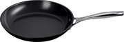 Pfanne mit schwarzer Antihaftbeschichtung und silbernem Griff, seitliche Perspektive