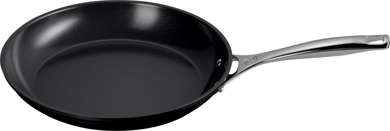 LE CREUSET Pfannenset 2-tlg. 24cm + 28cm Pfanne mit schwarzer Antihaftbeschichtung und silbernem Griff, seitliche Perspektive