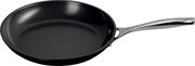 Pfanne mit schwarzer Antihaftbeschichtung und silbernem Griff, seitliche Perspektive
