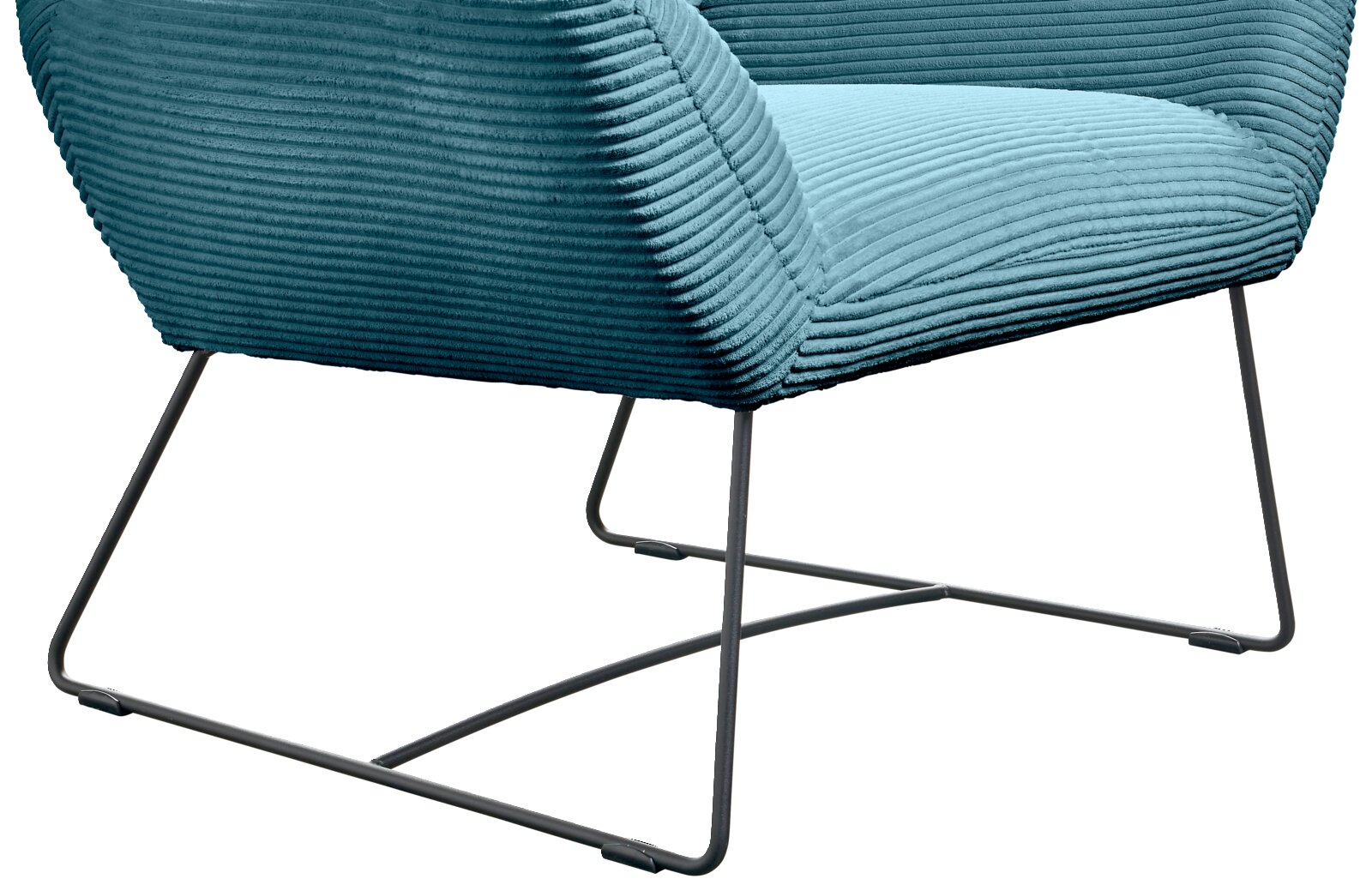 Close-up van een fauteuil met een turquoise, geribbelde stoffen bekleding en slanke metalen poten, gezien vanaf de zijkant