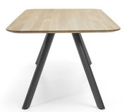 Moderner Esstisch mit Holzplatte und schwarzen Metallbeinen, frontal betrachtet.