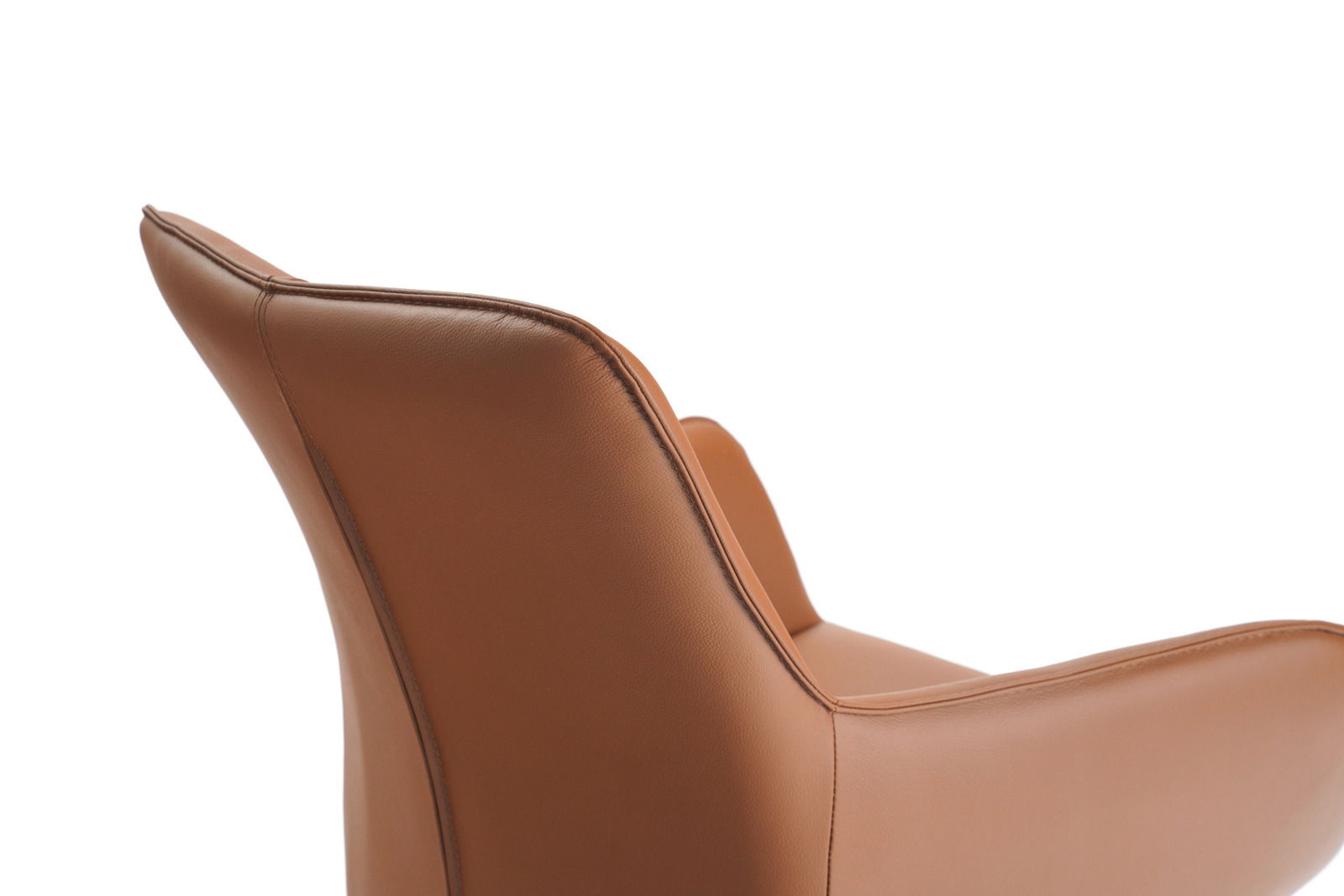 Nahaufnahme eines braunen Armlehnstuhls aus Leder, seitliche Perspektive