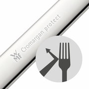 Nahaufnahme eines Besteckteils mit der Gravur 'Cromargan protect' und einem Symbol, das die Kratzfestigkeit darstellt.