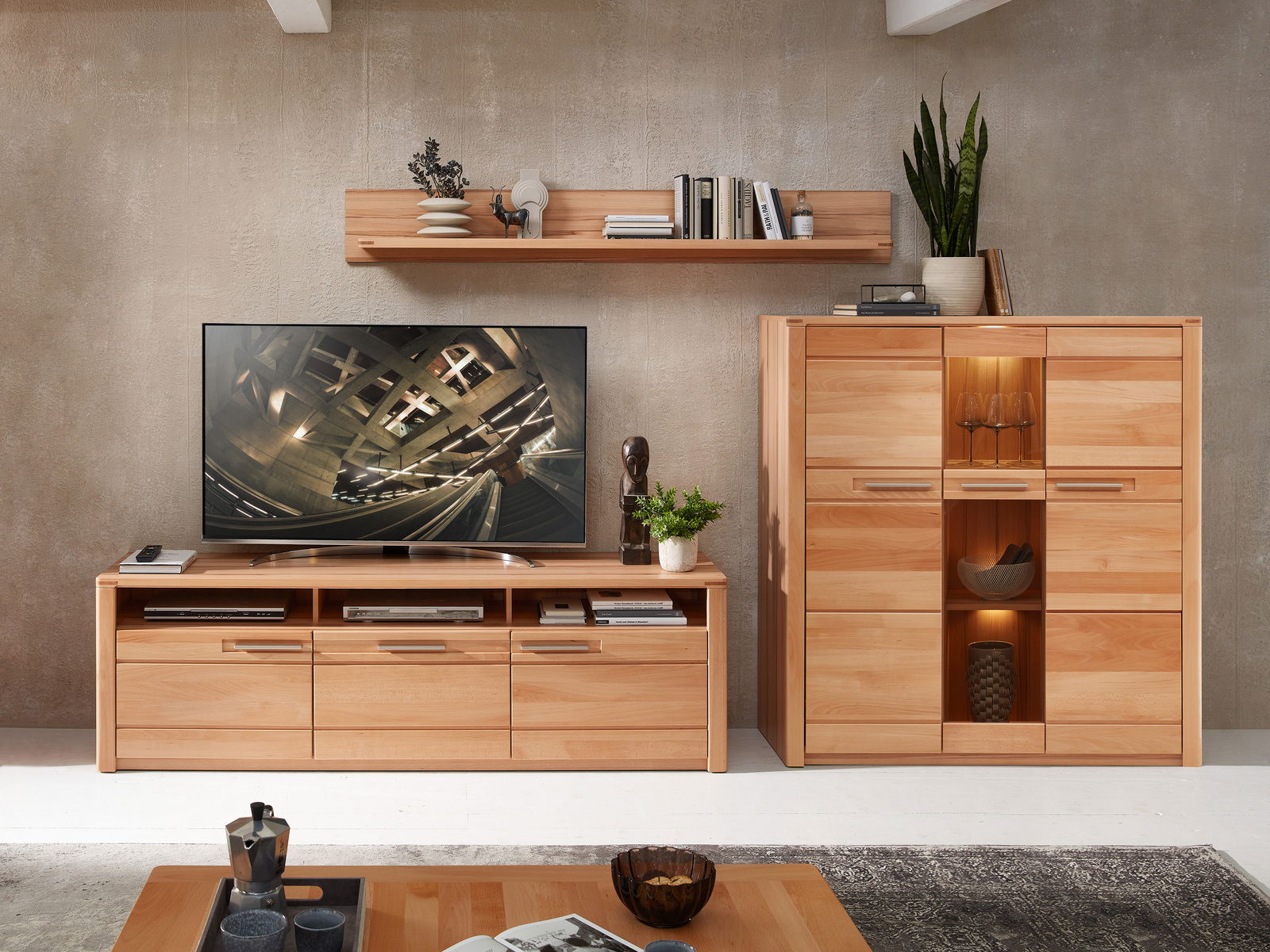 TV-Lowboard aus Holz in moderner Wohnzimmerumgebung, frontal betrachtet, mit Fernseher und Dekorationen.