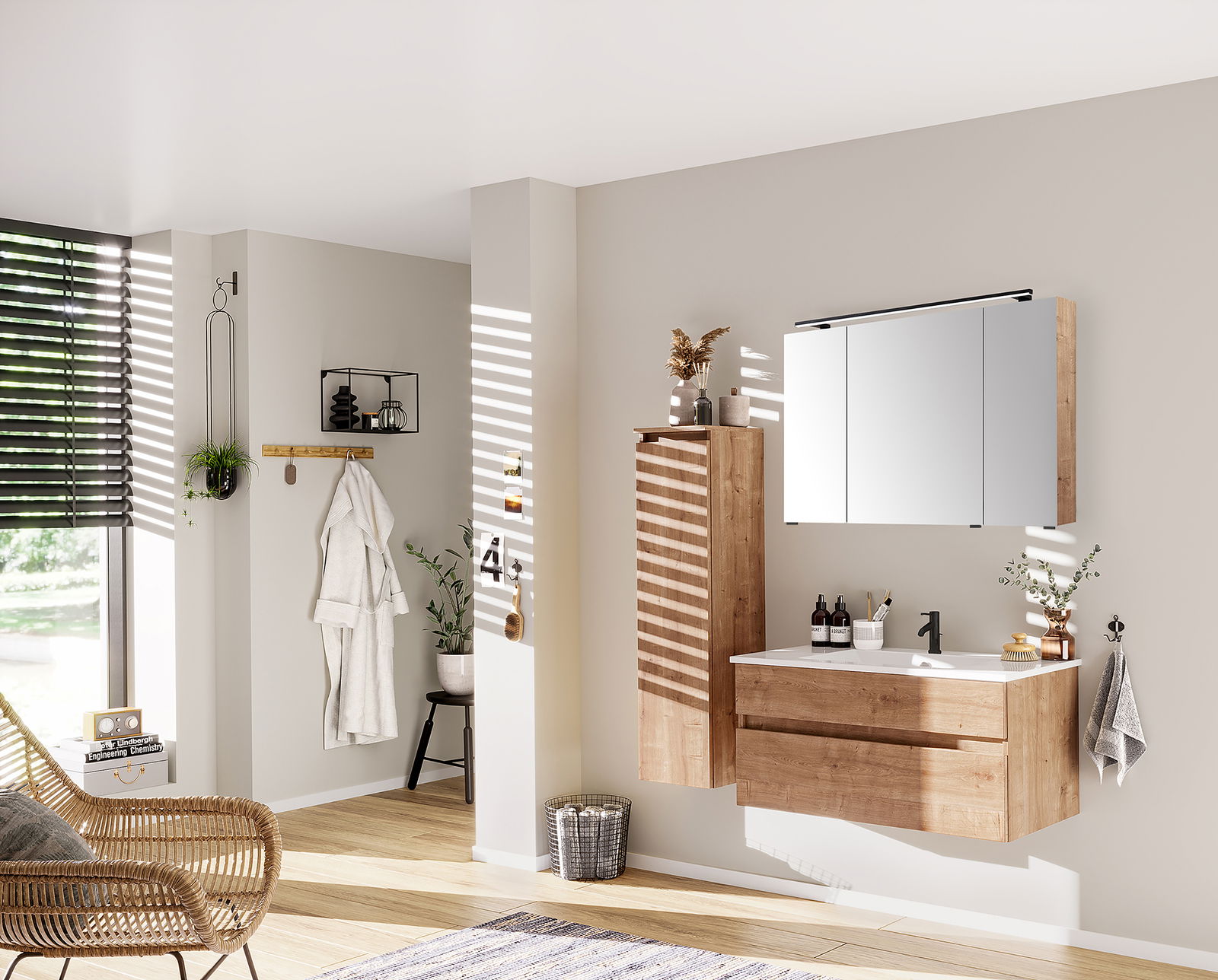 Novel Mittelschrank links NV.210 Moderner Badezimmer-Mittelschrank aus Holz, links neben einem Waschbeckenunterschrank und einem Spiegelschrank, aus seitlicher Perspektive fotografiert.