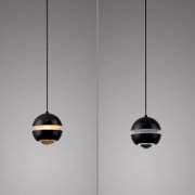 Schwarze, kugelförmige Pendelleuchte im modernen Design mit zwei Halbschalen und mittlerem Diffusor, freigestellt vor grauem Hintergrund, Ansicht von vorne