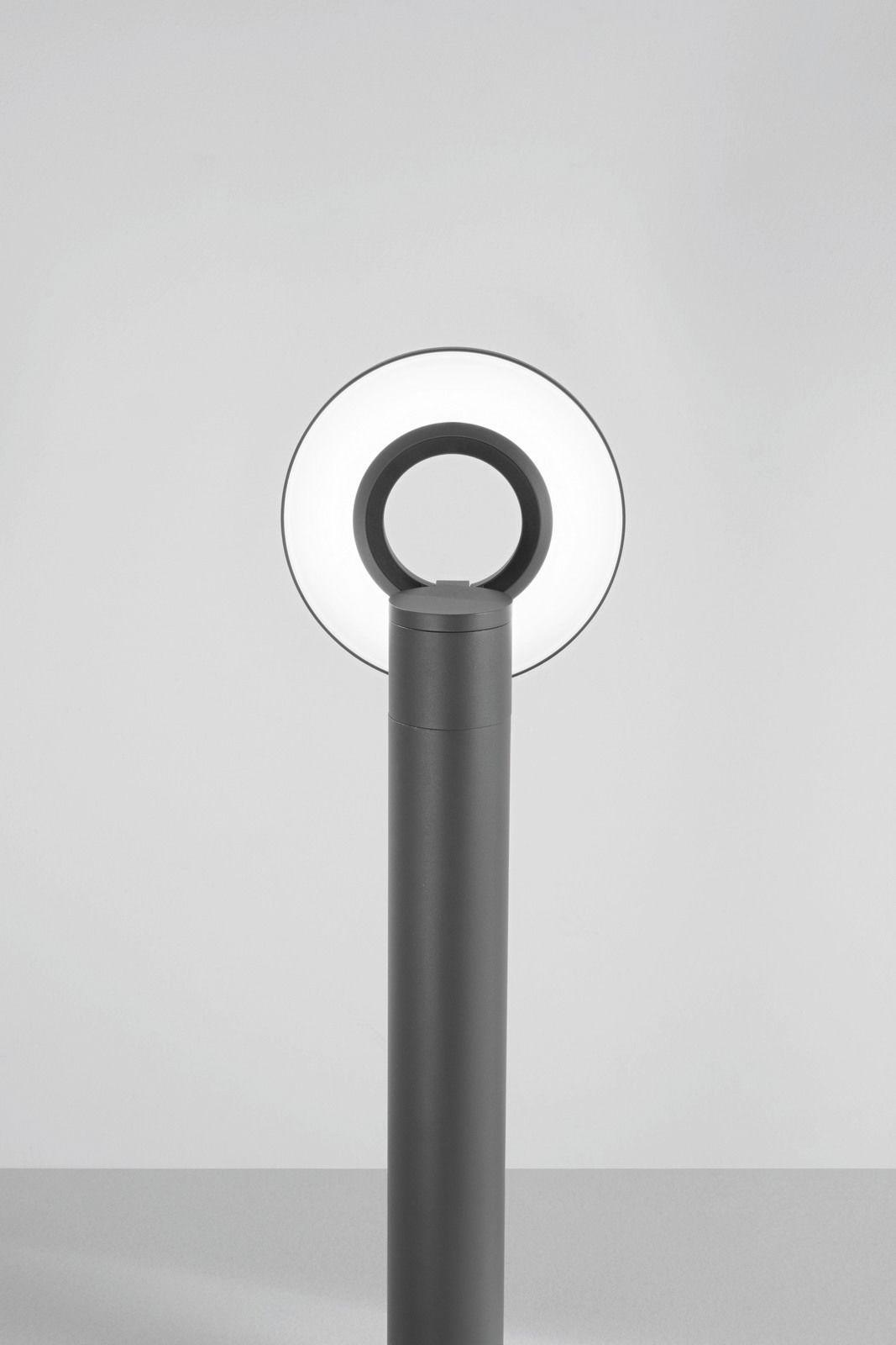 Moderne LED-Pollerleuchte mit ringförmigem Leuchtkörper, frontal abgebildet.