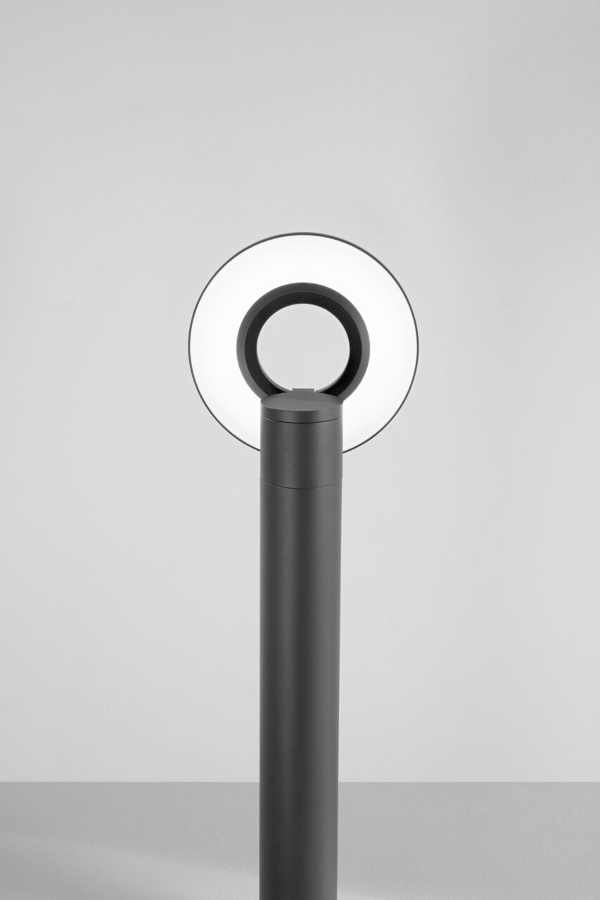 Moderne LED-Pollerleuchte mit ringförmigem Leuchtkörper, frontal abgebildet.