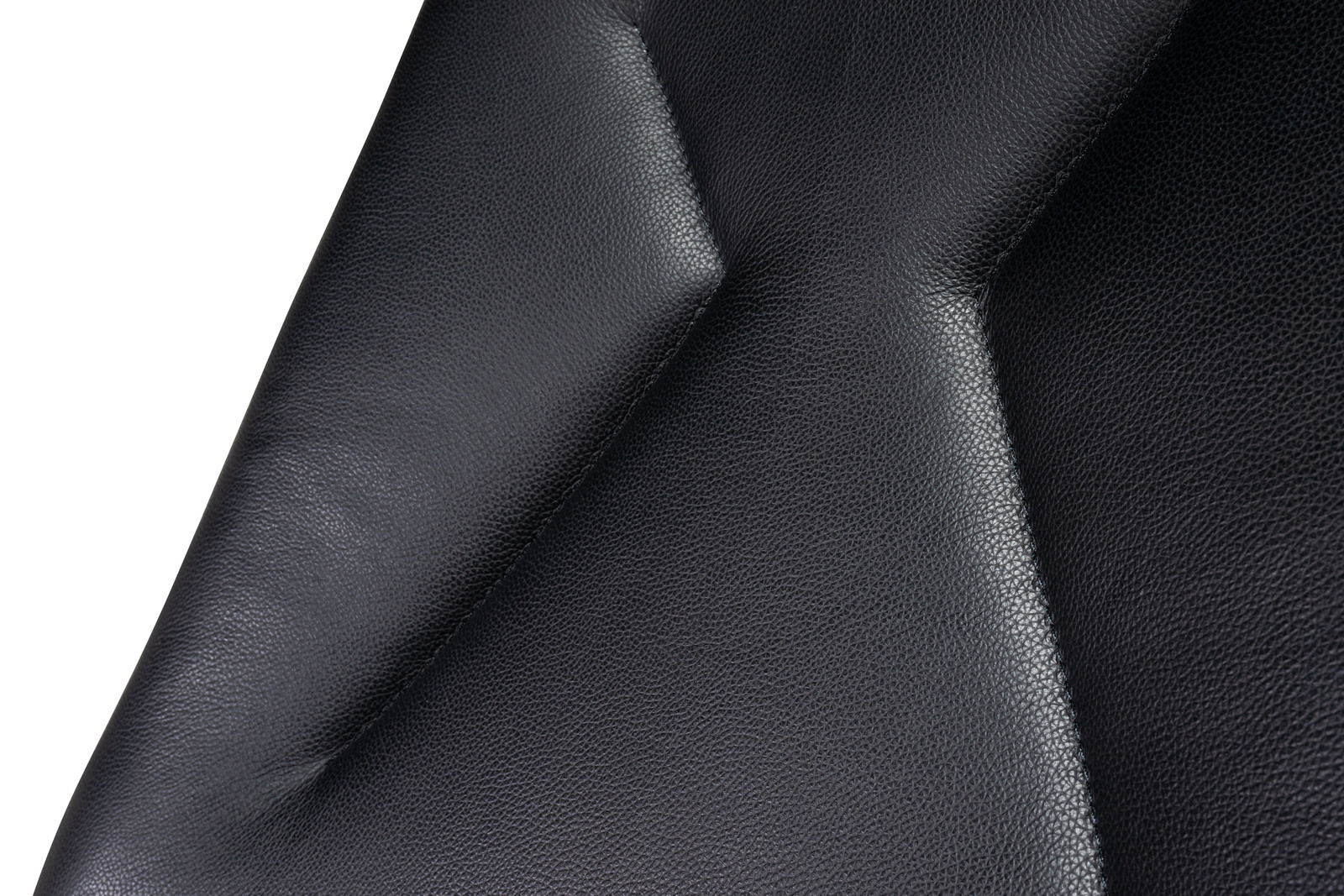 Nahaufnahme der schwarzen Lederpolsterung eines Chefsessels, seitliche Perspektive