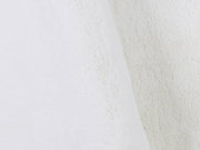 Nahaufnahme eines weißen Fellteppichs mit weicher Textur