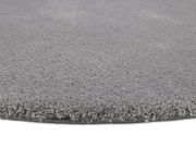 Grauer, runder Teppich mit weicher, flauschiger Oberfläche, Nahaufnahme der Kante