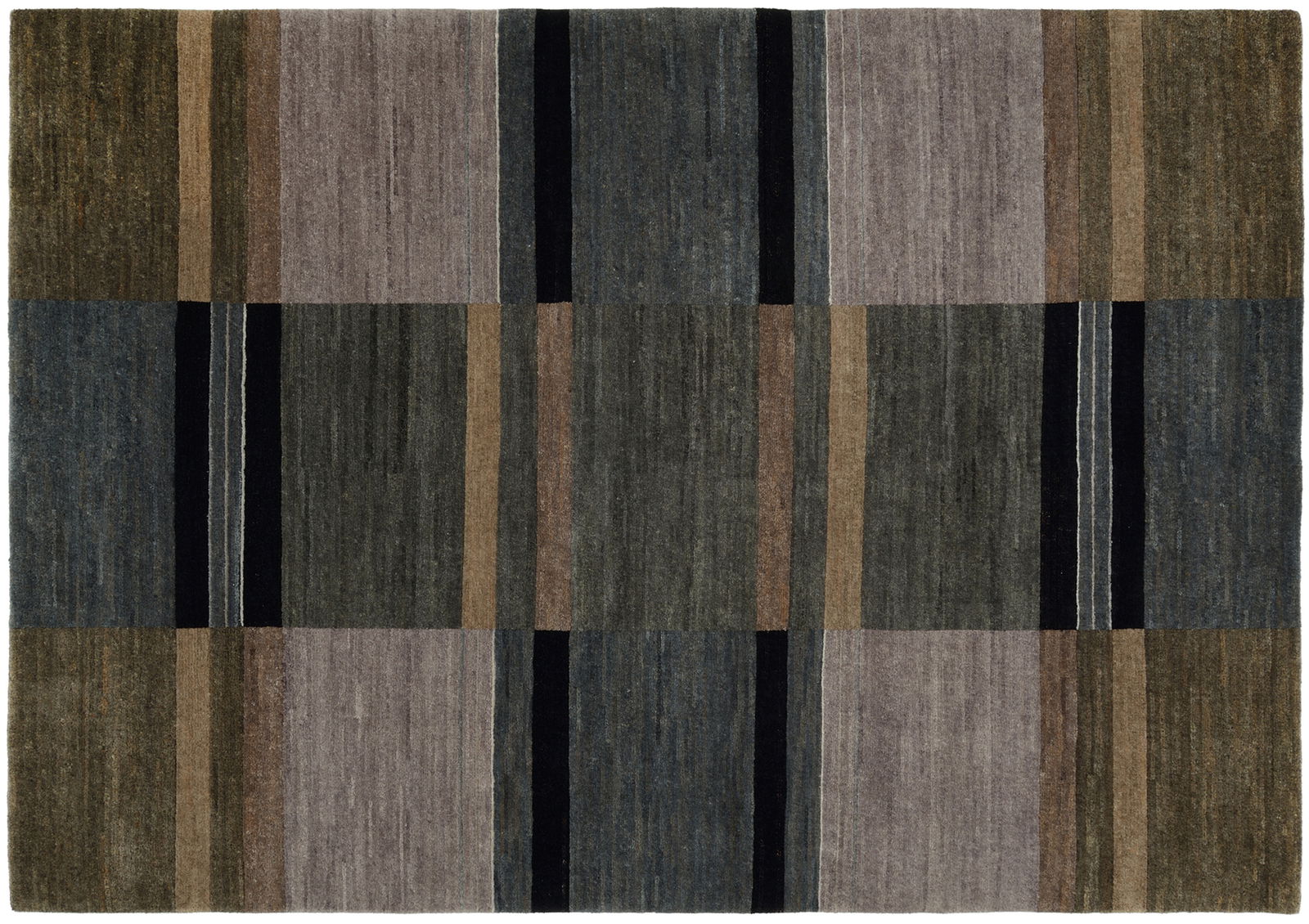 Wollteppich mit geometrischem Muster in verschiedenen Erdtönen, aus der Vogelperspektive fotografiert.
