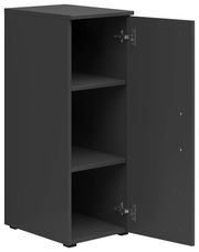 Schwarzer Mehrzweckschrank mit geöffneter Tür, zwei Einlegeböden sichtbar, Perspektive von vorne links