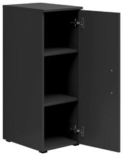 Schwarzer Mehrzweckschrank mit geöffneter Tür, zwei Einlegeböden sichtbar, Perspektive von vorne links