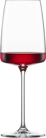 Weinglas mit rotem Wein, seitliche Perspektive