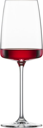 Weinglas mit rotem Wein, seitliche Perspektive