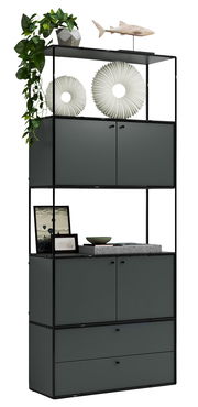 Hohes, modernes Regal mit zwei Schubladen und mehreren Fächern, dekoriert mit Pflanzen, Kunstobjekten und Bildern, aus einer frontalen Perspektive.