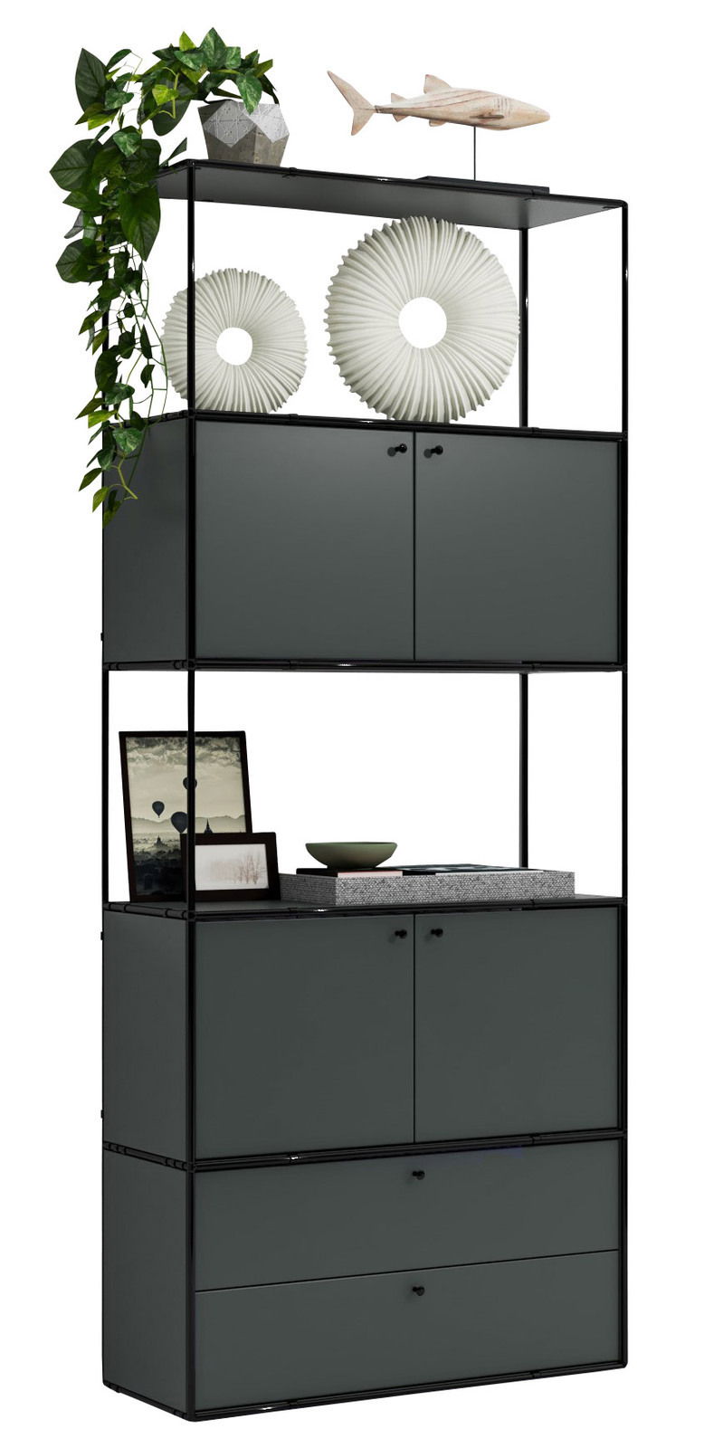 Hohes, modernes Regal mit zwei Schubladen und mehreren Fächern, dekoriert mit Pflanzen, Kunstobjekten und Bildern, aus einer frontalen Perspektive.