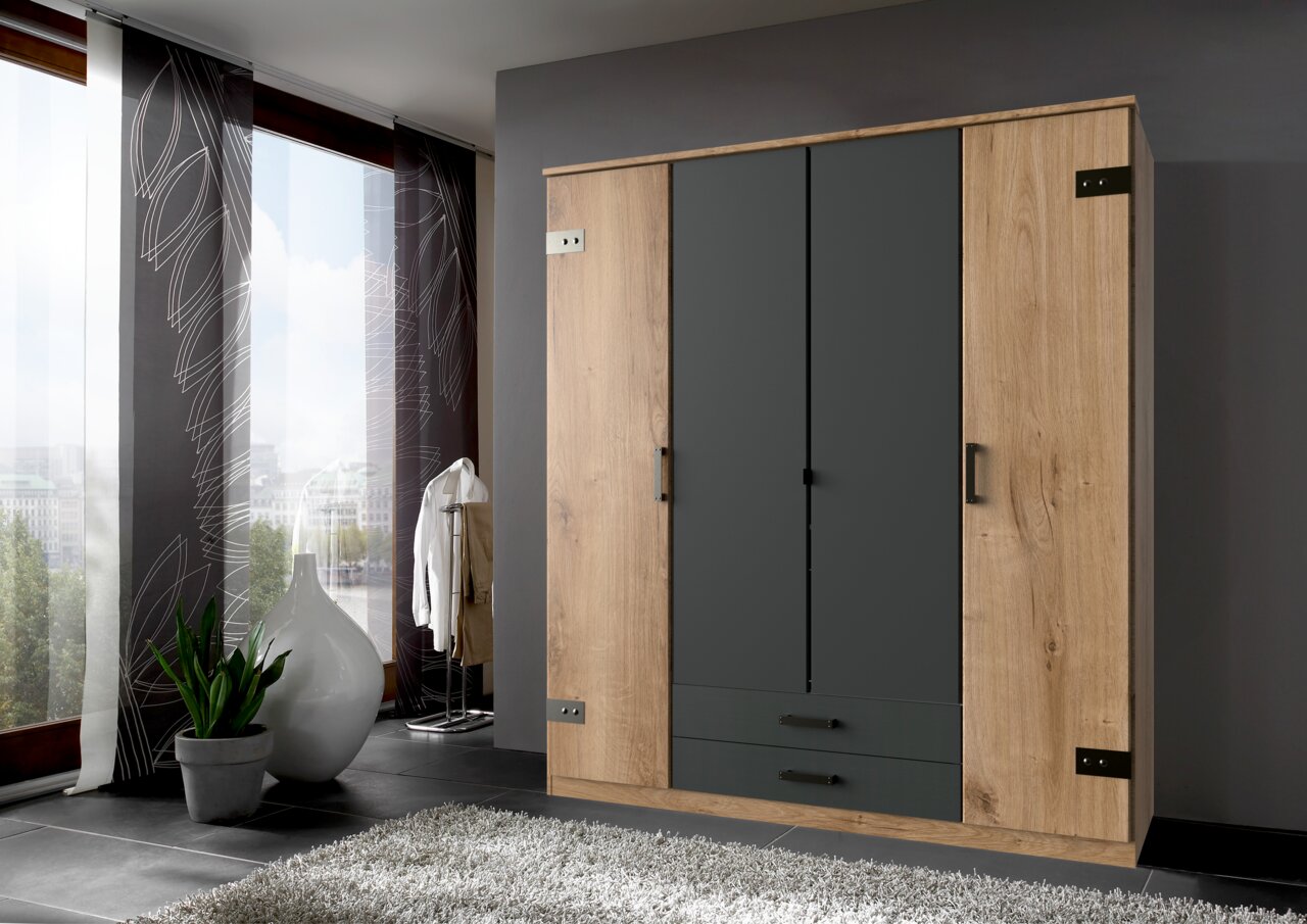 Moderner Drehtürenschrank mit vier Türen in Holzoptik und dunklen Akzenten, seitliche Perspektive.