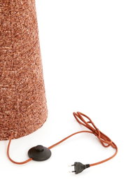 Detailopname vanuit zijaanzicht van een bruine staande lamp met een gemêleerde stoffen bekleding, bijpassend textielsnoer, voetschakelaar en Europese stekker.