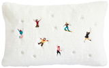 Kissenhülle mit winterlichen Stickereien von spielenden Figuren auf weißem Hintergrund, Vorderansicht