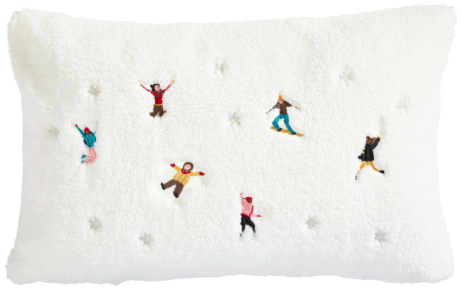 Kissenhülle mit winterlichen Stickereien von spielenden Figuren auf weißem Hintergrund, Vorderansicht